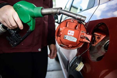 Benzine beklenen indirim geldi