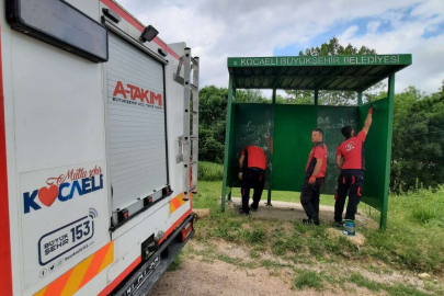 Kocaeli'de duraklara yazılan yazıları A Takımı sildi