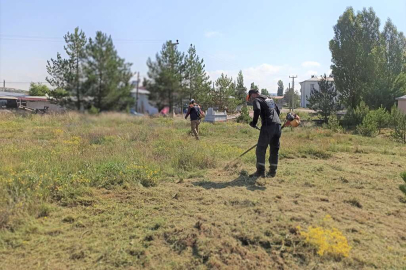 Sivas'ta mezarlıklarda bayram temizliği