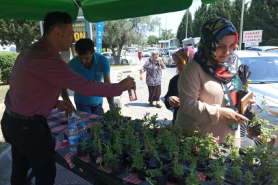 Manisa'da kabir ziyaretlerinde gül suyu ile karşılama