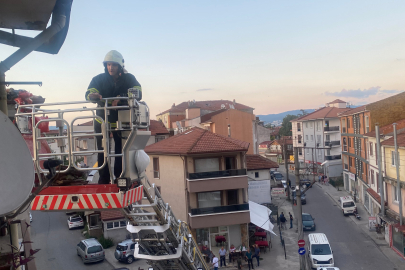 Vatandaşların yardımına itfaiye yetişti... Bu kez yangın söndürmeye değil, kiremit düzeltmeye geldiler!