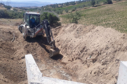 Manisa Köprübaşı'nda dere geçişlerine menfez