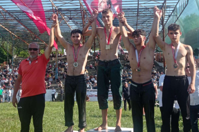 Düzce'de küçük güreşçiler kürsüde