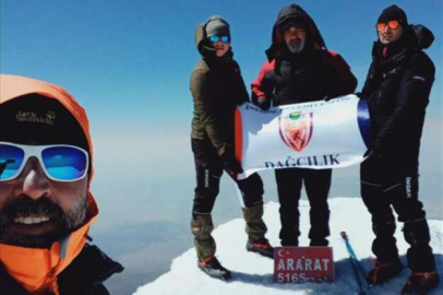 Bursa İnegöllü dağcıların bayrağı 4. kez zirvede... Ağrı'nın zirvesine 3 günde tırmandılar