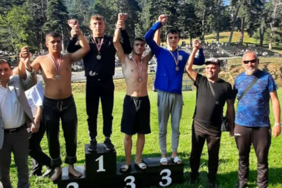 İzmitli güreşçiler Bolu kürsüsünde