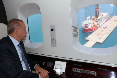 Cumhurbaşkanı Erdoğan havadan inceledi... Erdoğan gemide brifing alıyor