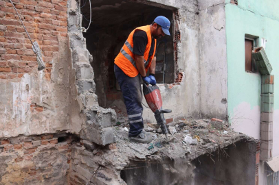 Kocaeli İzmit'te kontrollü metruk yıkım