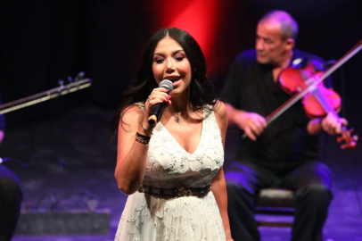 Ünlü şarkıcı Laura Khalil Hatay'ı coşturdu