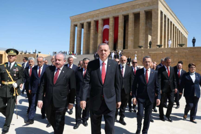 Devlet erkanından Anıtkabir ve Devlet Mezarlığı'na ziyaret