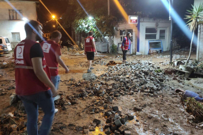 Kızılay gönüllüleri Mudanya'daki selzedelerin ihtiyacını gideriyor