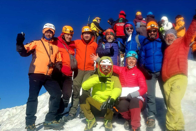 Manisalı dağcılar Ağrı'nın zirvesinde