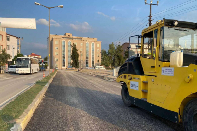 Kocaeli'de Gölcük Adnan Menderes’te asfalt tamam sıra aydınlatmada