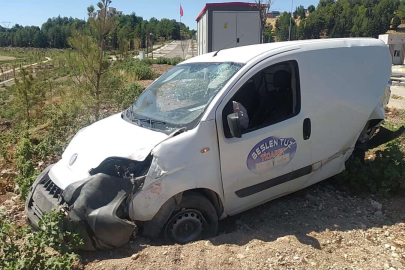 Adıyaman'da hafif ticari araç şarampole devrildi: 1 yaralı