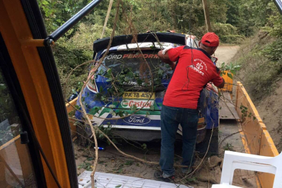 Rallide kaza yapan otomobiller vinçle kurtarıldı