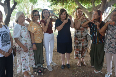 Mersinli kadınlar Mahsa Amini için saçlarını kesti