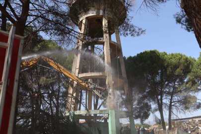 Manisa'da 55 yıllık ayaklı su deposu yıkıldı