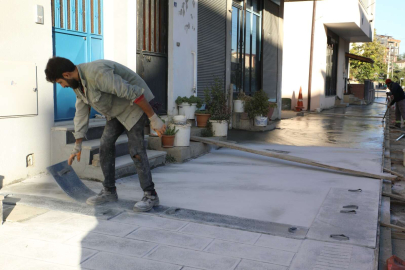 İzmit Ahmet Müfit Bey Caddesi’nde kaldırımlar yenileniyor