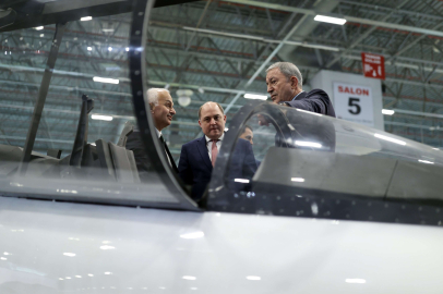 Bakan Akar, İngiltereli mevkidaşıyla SAHA'da görüştü