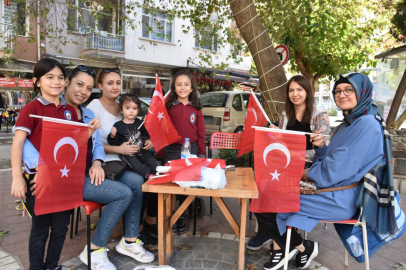 Manisa Büyükşehir 'Türk Bayrağı' dağıttı