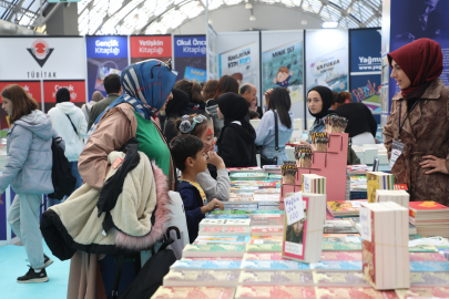 Bursa İnegöl'de şölene dönüşen 'Kitap Günleri' ilgi görüyor