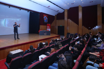 Dokuz Eylül, NASA'daki Türk Astrofizikçiyi ağırladı