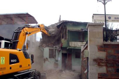 Bursa Osmangazi'de tehlikeli metruklara yıkım