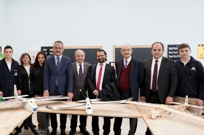 Bakan Özer gazetecilerle ASELSAN MTAL'i ziyaret etti