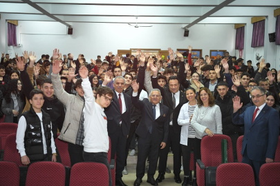 Memduh Büyükkılıç Kariyer Günleri'ni sürdürüyor