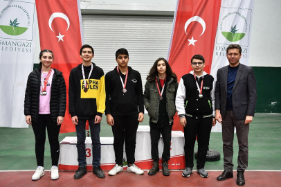 Bursa Osmangazi'de satranç ustaları madalyalarına kavuştu