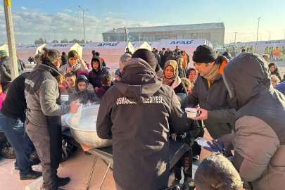 Bursa Osmangazi'den depremzedelere sıcak çorba ikramı