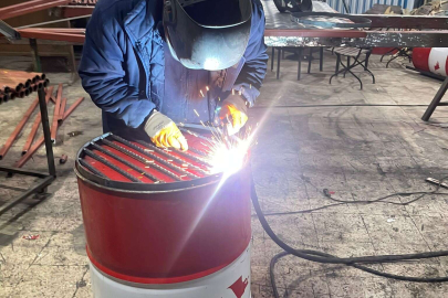 İzmit'te boş variller depremzedeler için sobaya dönüşüyor