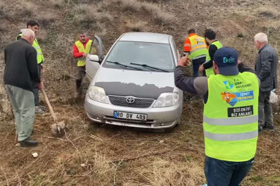 İzmit ekibi Adıyaman'da yoldan çıkan aracı kurtardı