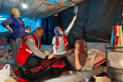 Kızılay ekipleri köy köy dolaşıp yaraları sarıyor