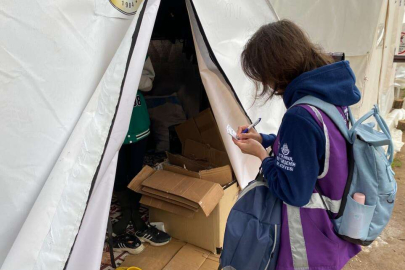 Hatay'da 'Mor Otobüs' ile hijyen çantası dağıtılıyor