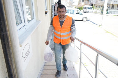 İhtiyaç sahiplerine gıda kolisi ve sıcak yemek