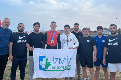 İzmit'in güreşçileri gururlandırıyor