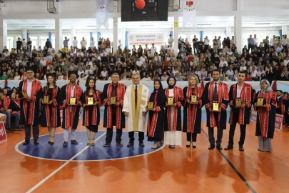 ERÜ Edebiyat'ta mezuniyet sevinci