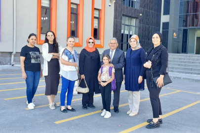 Memduh Büyükkılıç minik öğrencilerle buluştu