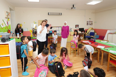 İzmit'te Başkan Hürriyet, öğrencileri hediyelerle sevindirdi