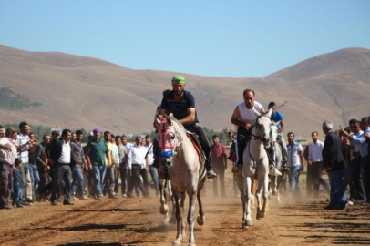 Karlıova’da Geleneksel At Yarışı coşkusu