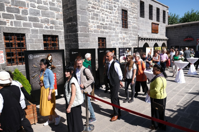 Sur'un sembolik alanları sergilerle buluştu