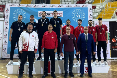 Bursalı badmintoncular Sivas kürsüsünde