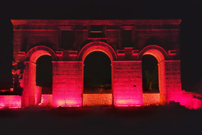 Sembol yapılar Kızılay kırmızısına büründü