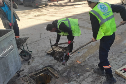 Manisa'da yağmursuyu ızgaraları temizleniyor