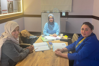 İZMEK kadınlara yönelik okuma yazma kursu