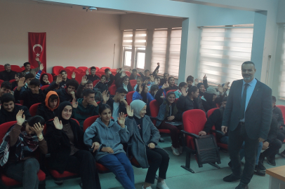 Hasankeyf’te 'başarıda arkadaş seçimi' konferansı