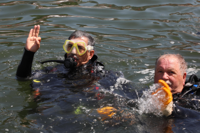 Bursa Gemlik'te Başkan Deviren de denize daldı!
