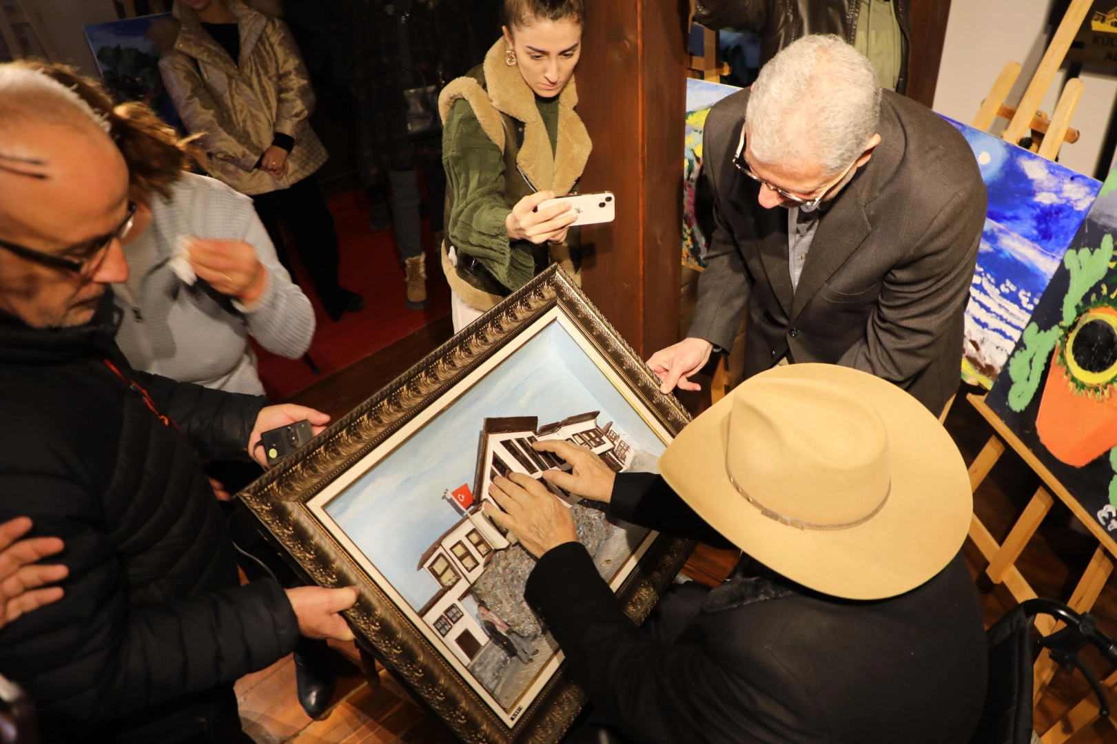 Parmaklarıyla gören ressam Mudanya’da Parmaklarıyla gören ressam Mudanya’da