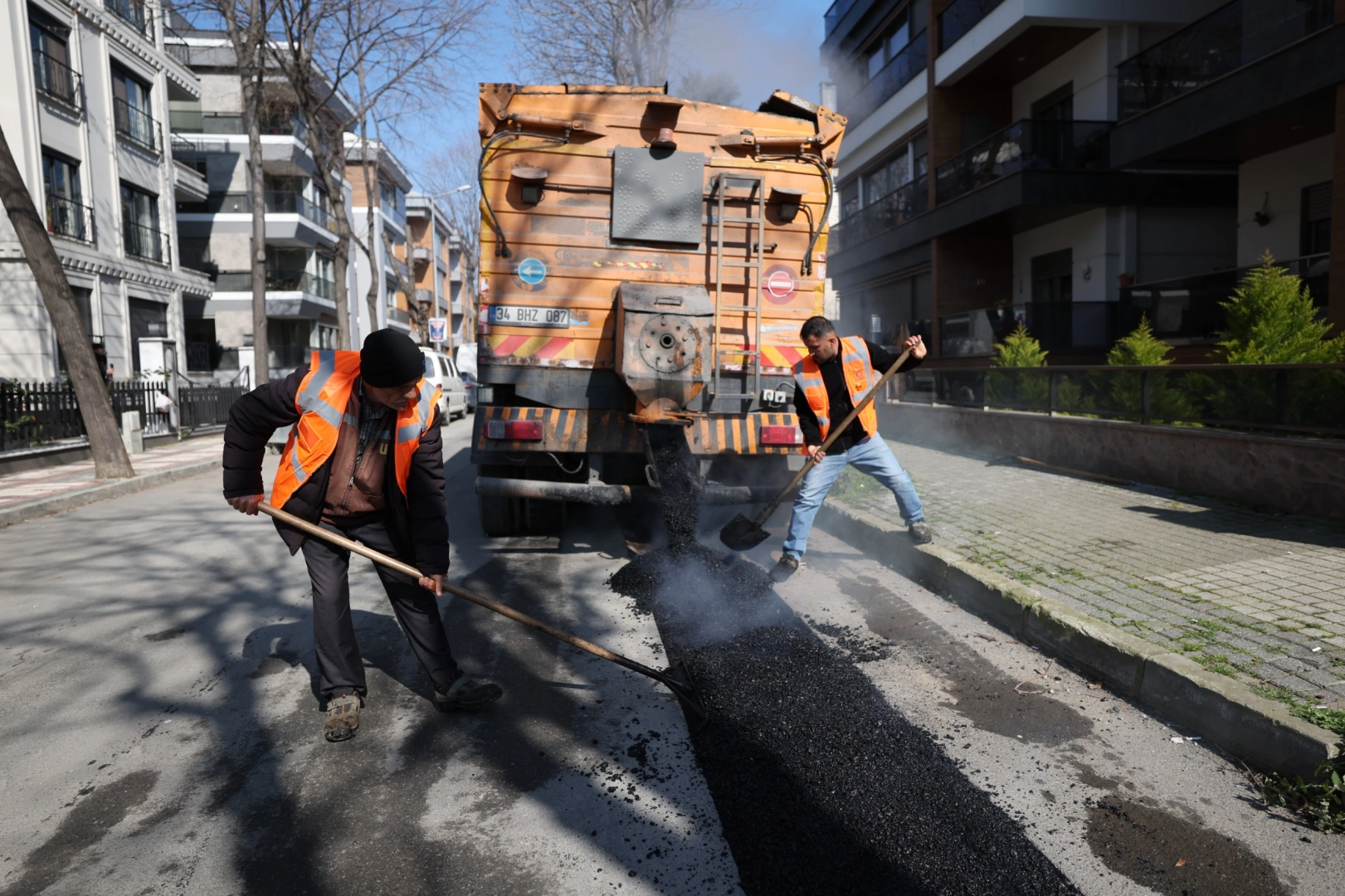 istanbul-bakirkoy-belediyesi-50-ton-asfalt-serimi-gerceklestirdi-1741078339-419_large.webp