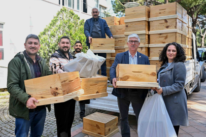 İzmir Bornova'da sertifikalı yeni arıcılar kovanlarına kavuştu